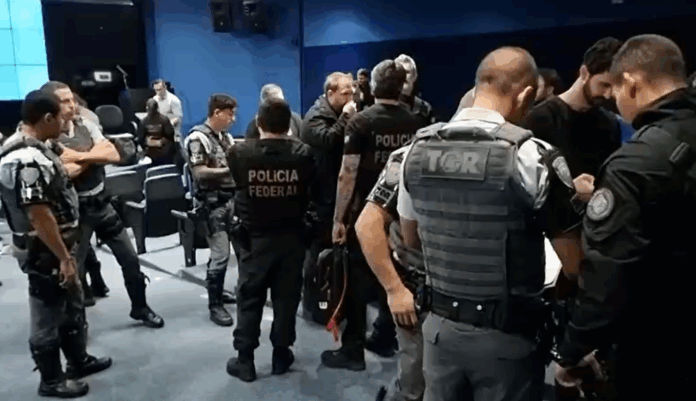 Polícia Federal desmonta quadrilha que roubava caminhões com motoristas e famílias dentro em SP