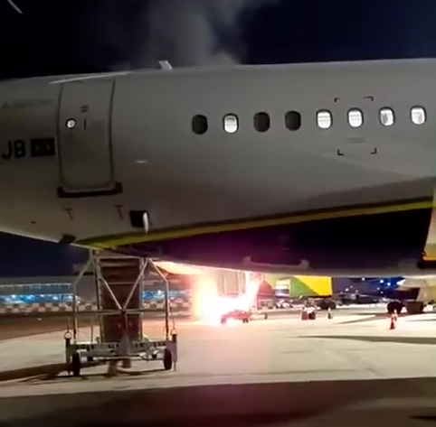 Caminhão pega fogo ao lado de avião no pátio do Aeroporto de Viracopos