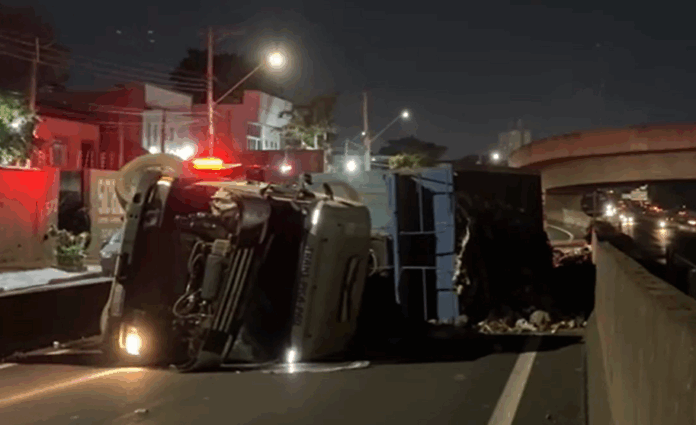 Caminhão de lixo tomba após colidir com mureta na Marginal Anhanguera