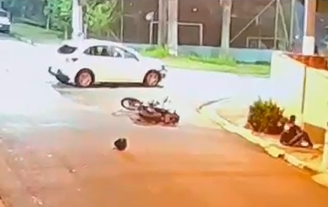 Motociclista é arremessado após colisão traseira em via de Bragança Paulista