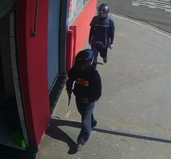 Dupla armada assalta mercado em Americana e leva dinheiro de cliente e caixa