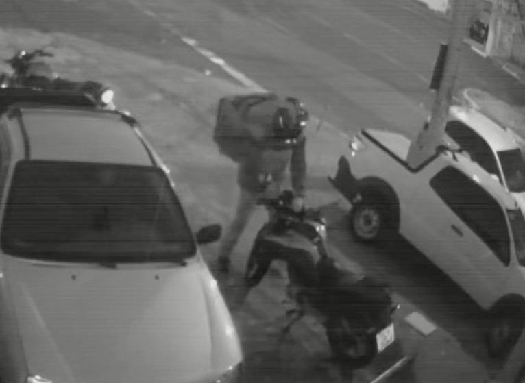 Furto de moto em estacionamento de shopping de Campinas é flagrado por câmeras