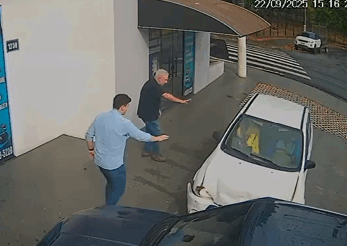 Motorista perde controle, bate em carro estacionado e foge do local em Limeira Motorista perde controle, bate em carro estacionado e foge do local em Limeira