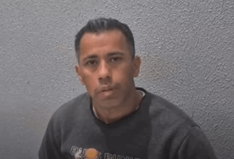 Detento perde o horário do ônibus após saidinha, não retorna ao presídio e se entrega na delegacia