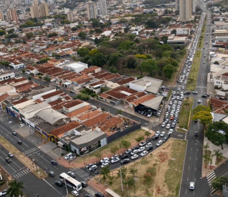 Acidente entre carro e ônibus prejudica o trânsito da zona Sul