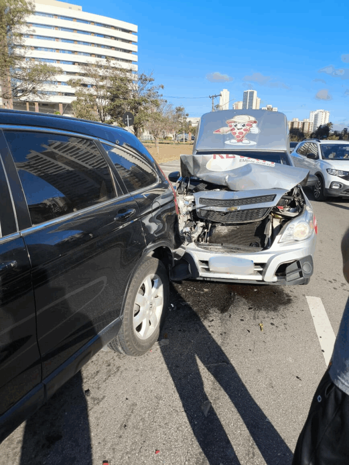 VÍDEO: Engavetamento envolvendo quatro carros causa lentidão em São José