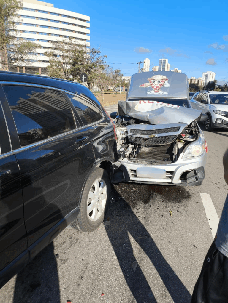 VÍDEO: Engavetamento envolvendo quatro carros causa lentidão em São José