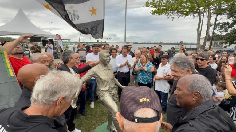 Estátua do Pelé é inaugurada e já pode ser visitada no Píer no Casqueiro, em Cubatão