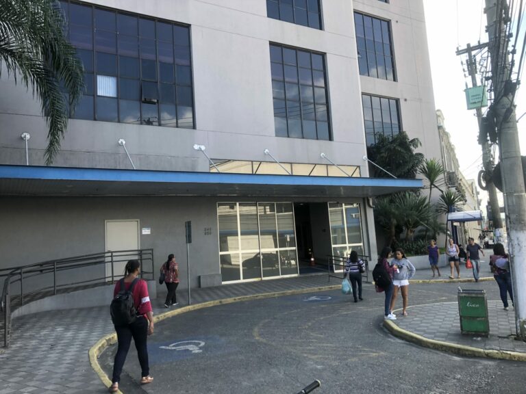 Aluna denuncia professor em Santos por assédio sexual; homem pedia para ela arrumar as calças dele