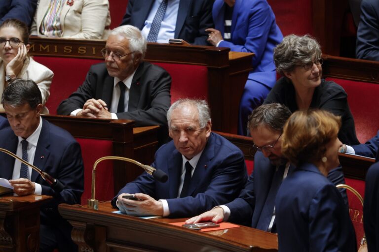 O primeiro ministro francês, François Bayrou (c), sentado antes de seu governo enfrentar um movimento de confiança na Assembleia Nacional Francesa em Paris, França, em 8 de setembro de 2025. O movimento de confiança se produziu depois que o primeiro ministro francês ativou o artigo 49.1 da Constituição. EFE/YOAN VALAT