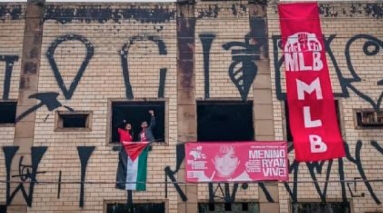 Famílias em Santos ocupam imóvel abandonado para denunciar déficit habitacional e genocídio em Gaza