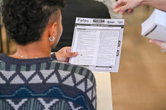 Para participar do exame, o candidato deve ler atentamente o Manual do Candidato, preencher a ficha de inscrição e responder ao questionário socioeconômico. Foto: Divulgação/Governo de SP