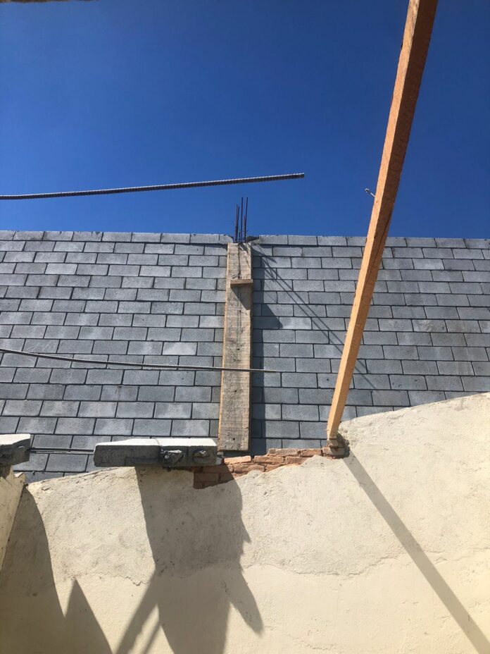 Polícia faz vistoria após muro desabar, atingir seis residências e deixar 16 desalojados em Jacareí