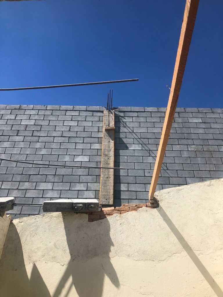 Polícia faz vistoria após muro desabar, atingir seis residências e deixar 16 desalojados em Jacareí