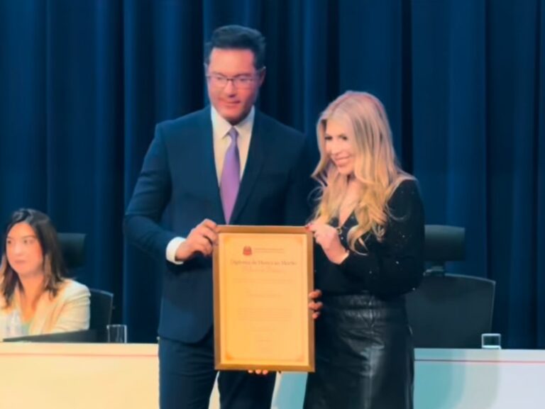 Apresentadora Fernanda Comora da TH+ Record é homenageada com Prêmio Mulheres de Destaque