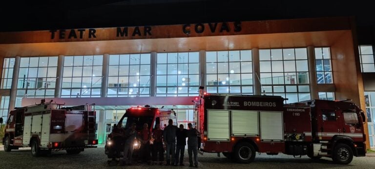 Incêndio atinge parte de teatro em Caraguatatuba