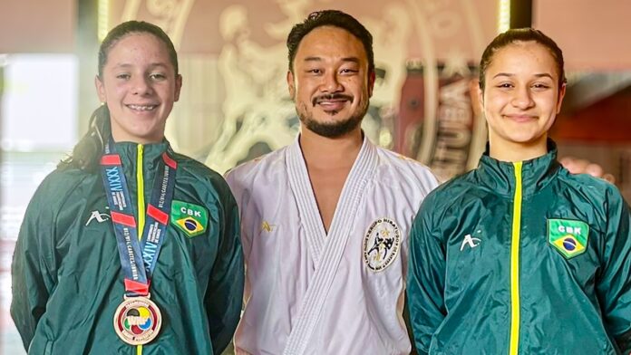 Da esquerda para direita: Beatriz Taparo (Bronze), Fábio Hisatugo (técnico) e Maria Madeira (4º Lugar)