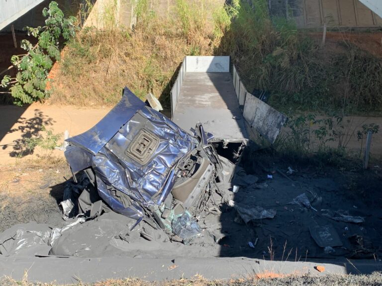 Carreta cai de viaduto na Carvalho Pinto e motorista morre em Jacareí