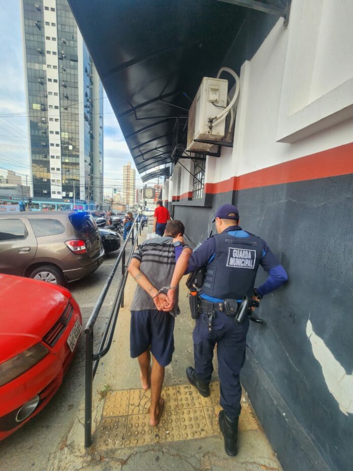 Criminoso furta 25 caixas de chocolate de mercado no Centro de Campinas
