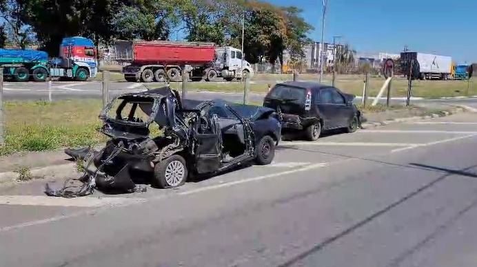 Engavetamento na marginal da Dutra deixa duas pessoas presas nas ferragens em Taubaté