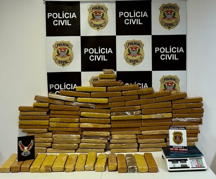 Polícia apreende quase 100 tijolos de maconha em São José dos Campos