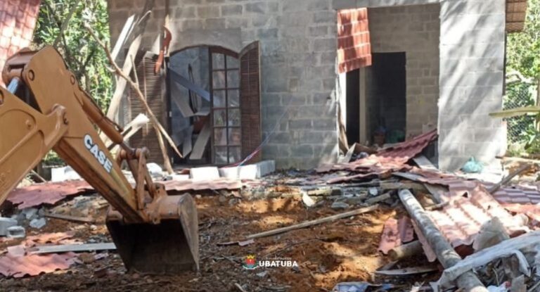 Fiscalização derruba construções irregulares em área de Mata Atlântica em Ubatuba