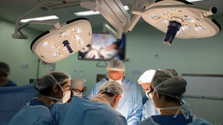 Siamesas unidas pela cabeça recebem alta hospitalar