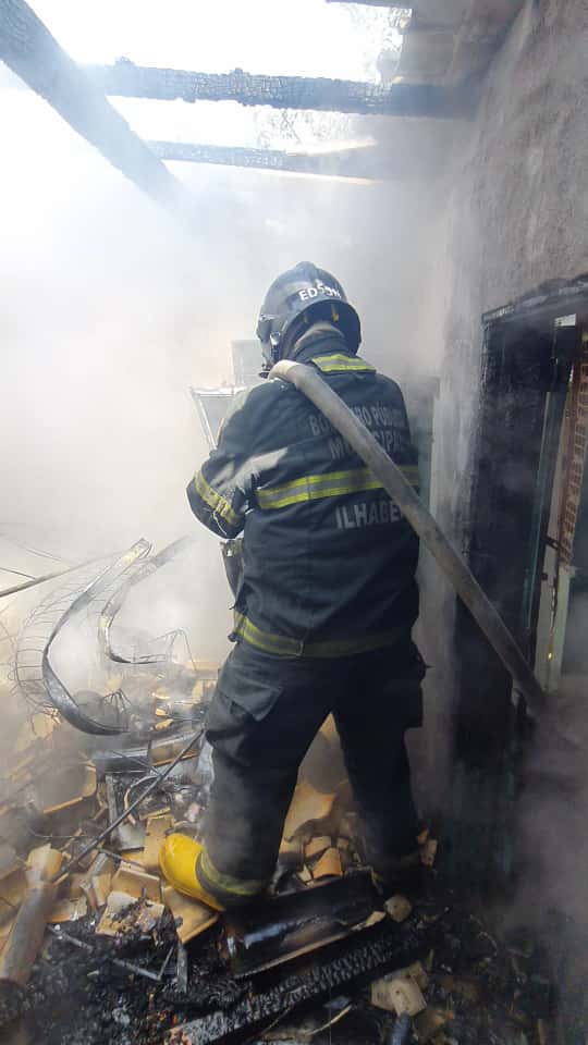 Bombeiros controlam incêndio em residência de Ilhabela