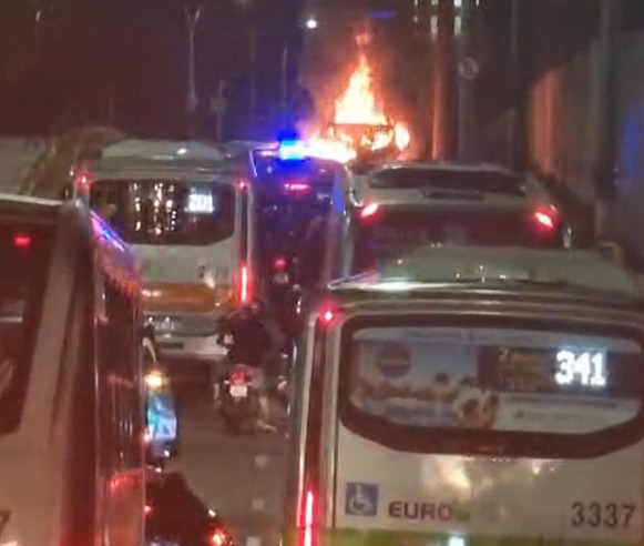 VIDEO: Carro pega fogo e mobiliza bombeiros em São José