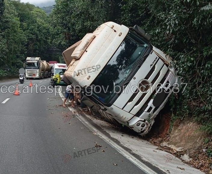 Carreta entra em pane, colide com barranco e bloqueia pista da Anchieta em Cubatão