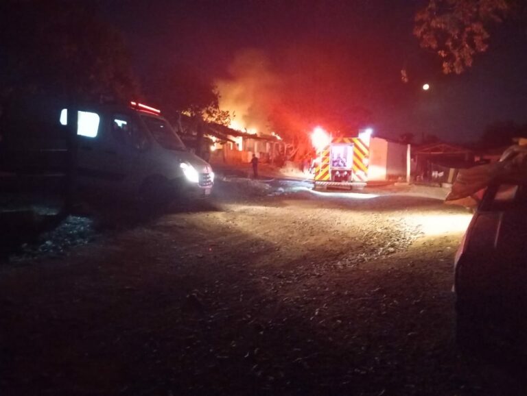 Três irmãos morrem em incêndio que atingiu casas em Pedreira