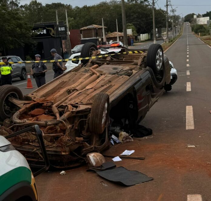Duas pessoas morrem após carro capotar em acidente em Paulínia