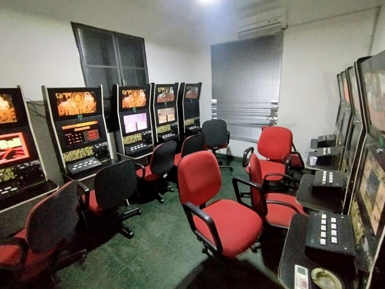 PM apreende 40 máquinas caça-níquel em bar; nenhuma pessoa foi flagrada apostando no local.