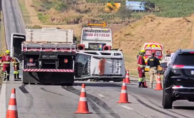 Viatura da Polícia Militar capota na Via Dutra após colisão com caminhão