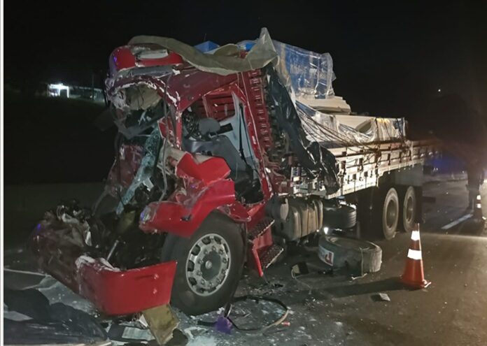 Colisão entre carretas deixa uma pessoa morta na Via Dutra em São José
