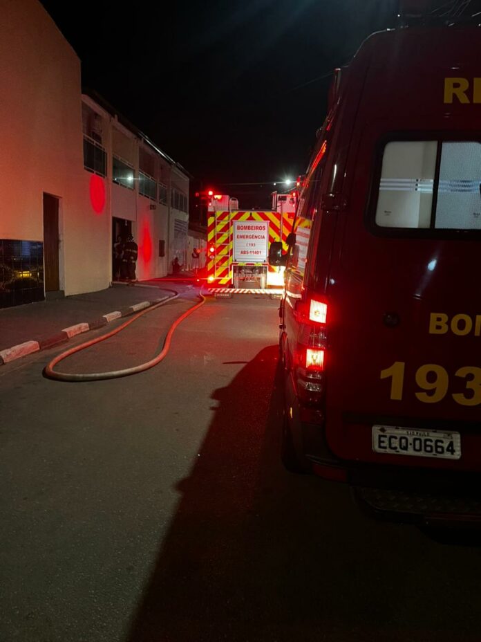 Incêndio em loja mobiliza Corpo de Bombeiros em Caraguatatuba