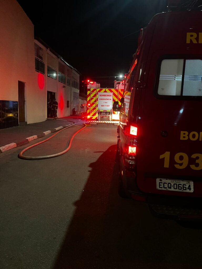 Incêndio em loja mobiliza Corpo de Bombeiros em Caraguatatuba