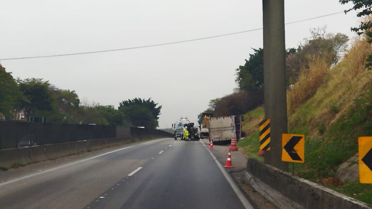 Caminhão tomba, interdita pista e causa congestionamento na Dutra em Taubaté