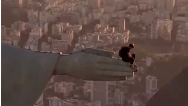 Homem salta da mão do Cristo Redentor | Foto: Reprodução/Redes Sociais