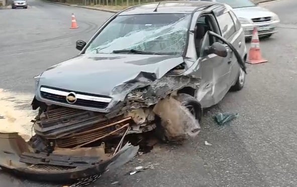 Motorista fica ferido após perder o controle do veículo e bater em mureta na Dutra, em Jacareí