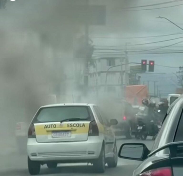 Incêndio consome carro de autoescola em São Vicente