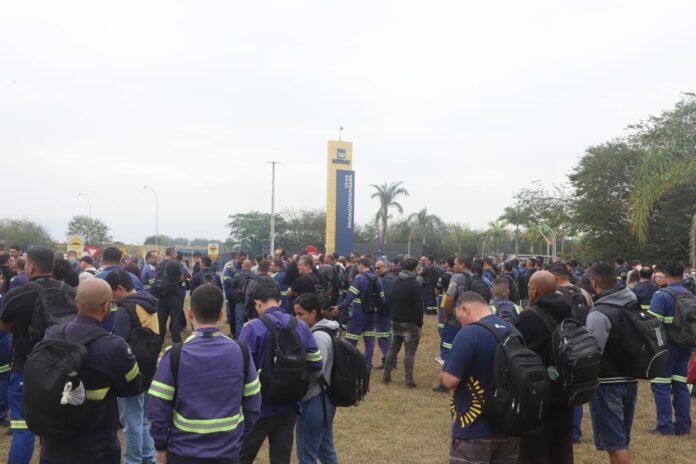 Gerdau anuncia demissão em massa e trabalhadores protestam em Pindamonhangaba