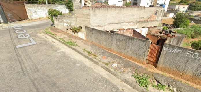 Carro cai em barranco e deixa mulher ferida em Jacareí