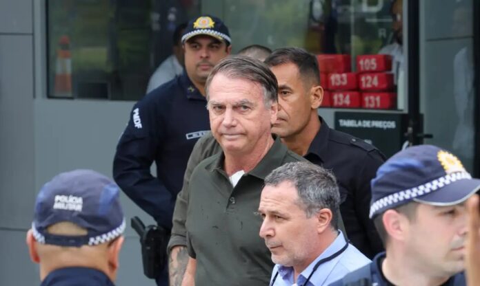 Jair Bolsonaro Ex-presidente Jair Bolsonaro deixou prisão domiciliar para procedimento médico em Brasília no domingo (14) | Foto: Fabio Rodrigues-Pozzebom/ Agência Brasil