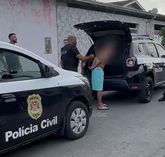 VÍDEO: Mãe e filho são presos por tráfico de drogas em Caraguatatuba