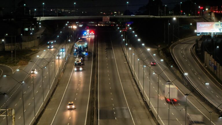 Carga com mais de 800 toneladas deve chegar a São José pela Dutra nesta quarta (17)