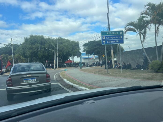 Após início de greve, trabalhadores da Embraer farão nova assembleia nesta quarta (17) em São José