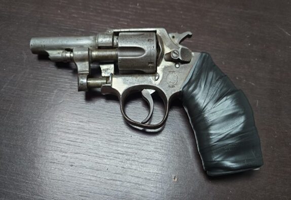 Adolescente é apreendido com arma de fogo dentro de escola estadual em Taubaté