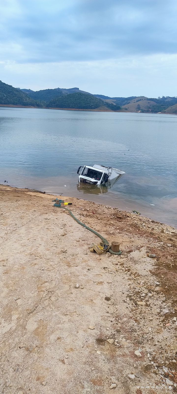 Caminhão de lixo cai na água durante travessia de balsa em Natividade da Serra
