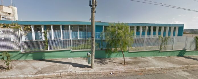 Adolescentes são flagrados com facas dentro de escola estadual em São José